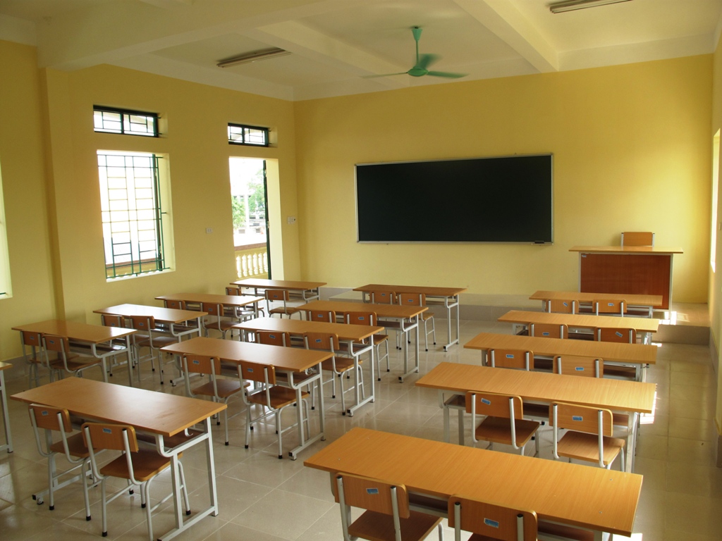 b&agrave;n ghế sinh vi&ecirc;n xu&acirc;n H&ograve;a