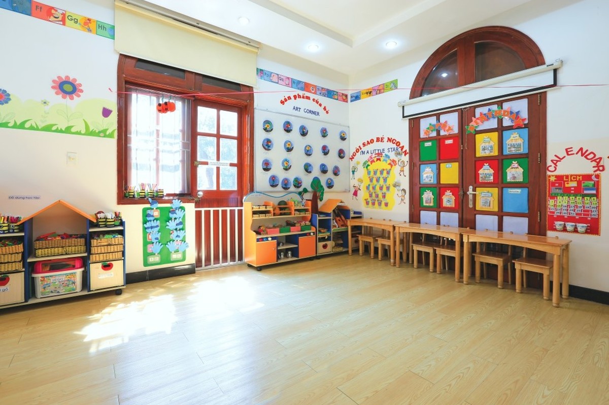 Kết hợp  bàn ghế học sinh vào thiết kế nội thất trường học chuyên nghiệp