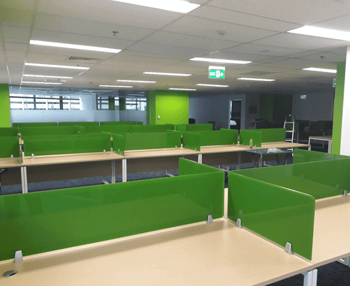 vach-ngan-mat-ban-lam-viec