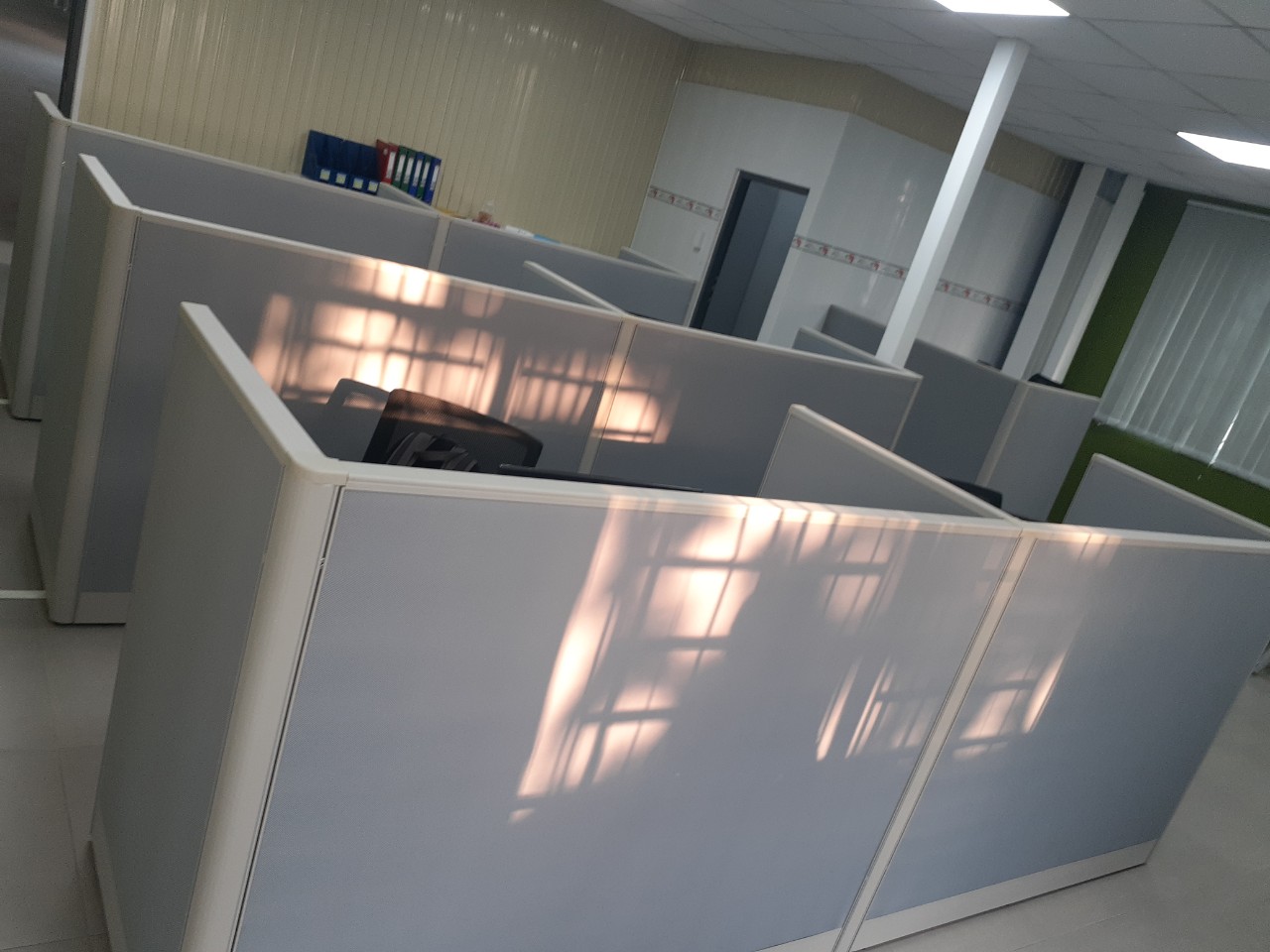 Vách ngăn bàn bằng nhôm nỉ VNNN-03