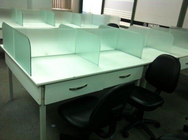 Vách ngăn bàn làm việc kính PTVNK-08