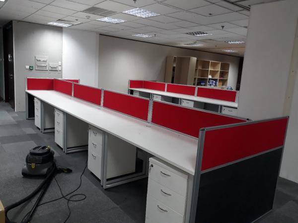 Vách ngăn bàn làm việc nhôm nỉ 2 màu VNNN-08